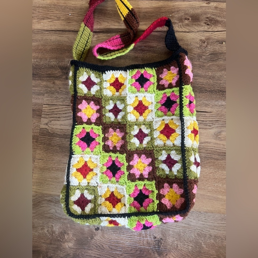 Crocheted ladies tote very good condition colorful lined with Velcro fasten - Picture 3 of 9